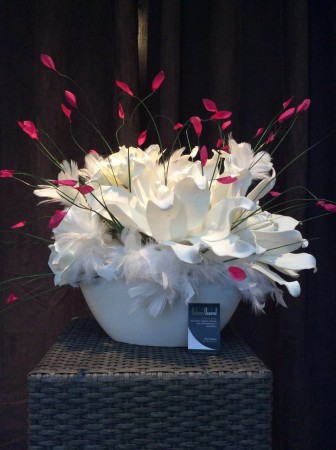 Magnolias, plumes blanches et roses